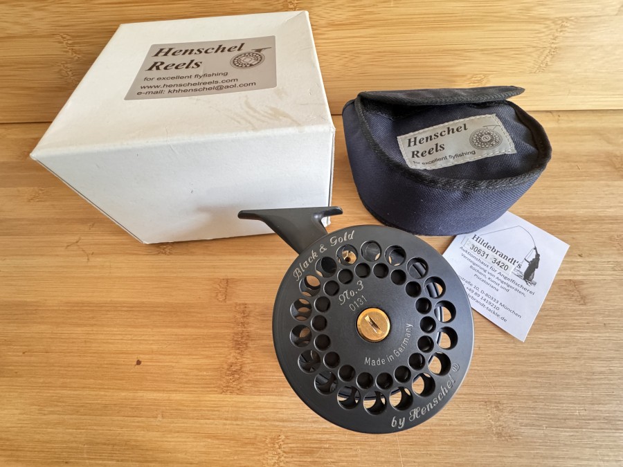 Fliegenrolle, by Henschel, No. 3, Black & Gold, 0131, Made in Germany, #9-10, Linkshand, Gewicht 284g, sehr gutes Bremssystem, Rollentasche,
im Karton, minimale Gebrauchsspuren