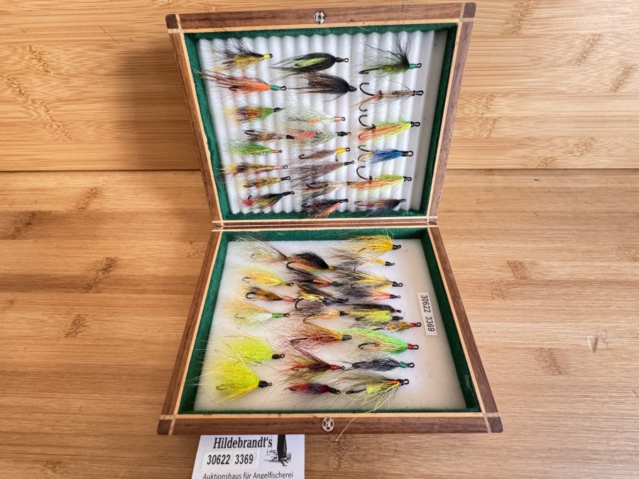 Fliegenbox, Holz, schöne Handarbeit, Grösse 200x155x45mm, beidseitig Foameinlage, mit 45 Lachsfliegen, Einzel- und Doppelhaken,
Grösse 2/0 bis 3, fängige Muster