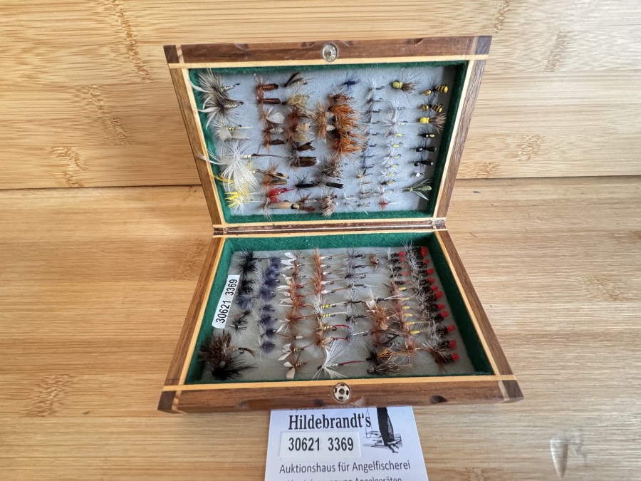 Fliegenbox, Holz, schöne Handarbeit, Grösse 150x100x30mm, beidseitig Foameinlage, mit 160 Trockenfliegen,
Grösse 10 bis 20