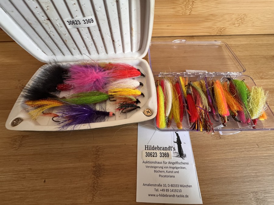 2 Fliegenboxen, Foam und Kunststoff, mit 8 Tubenfliegen, 30 Alaska Lachfliegen und 10 Streamer