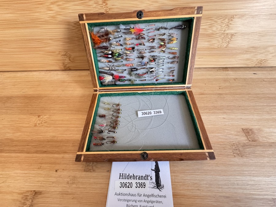 Fliegenbox, Holz, schöne Handarbeit, Grösse 150x100x30mm, beidseitig Foameinlage, mit 115 Nymphen, Grösse 10 bis 20