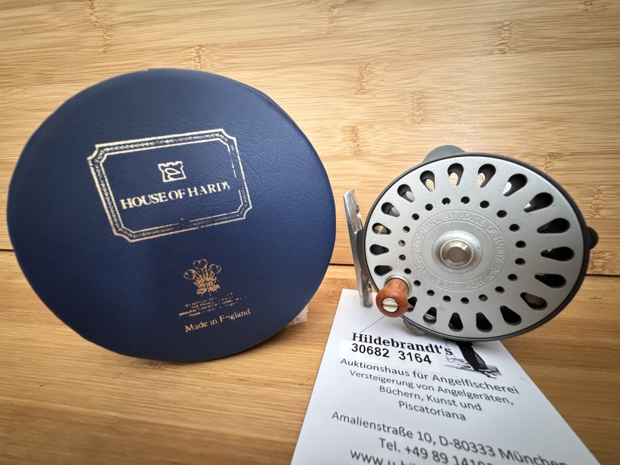 Fliegenrolle, Made by House of Hardy, England, Bougle Lightweight III, #4-5, Gewicht 102 Gramm, eine der schönsten Rollen, die je von Hardy produziert wurden. Das saubere Design der ursprünglichen Bougle kombiniert mit der ansprechenden Tear-Drop-Portierung, um eine Rolle zu produzieren, die es verdient, in jeder Sammlung zu sein. Diese Hardy Lightweight III misst 77mm über die Säulen. Die Rolle kann für Links- oder Rechtshänder verwendet werden. In einer bronzierten grauen Farbe mit silberner Spule. Rollentasche, ungefischt, in kleiner Serie hergestellt