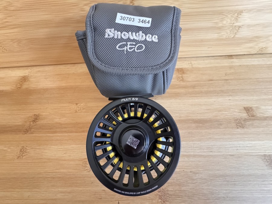Lachsfliegenrolle, LOOP, Multi 6/9, Power Matrix Drag System, Designed and Developed by Loop Tackle Design Sweden, Klasse ins 9, Linkshand, mit Backing, Rollentasche Snowbee Geo, leichte Gebrauchsspuren
