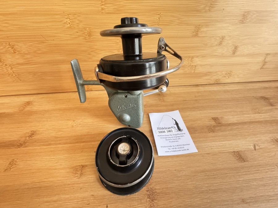 Vintage Stationärrolle, SOL/W.Töner, Florida, ca. 1950, Reservespule, für 200m monofiler Schnur 0,60mm, zwei Übersetzungen, die durch Ziehen/Schieben an der Kurbelachse umgeschaltet werden können. Diese Rolle hat bereits ein auf einer Achse laufendes Schnurlaufröllchen. Als besonderes Gimmick besitzt sie einen kleinen Kompass in der Schraube der Spulenbremse, für den Notfall auf hoher See. sehr guter Zustand