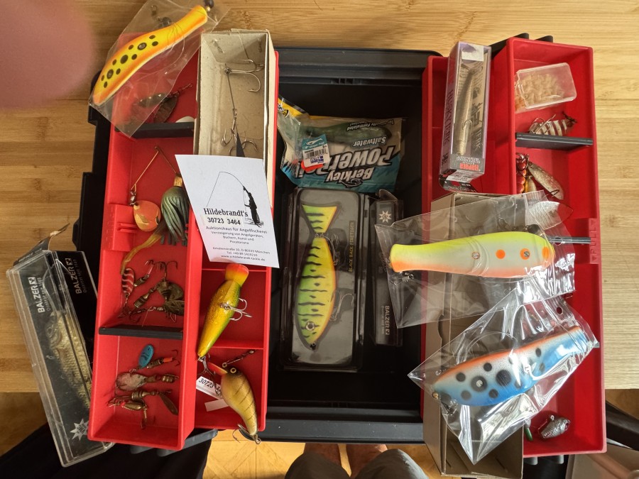 Köderbox, Schleppköder4, Stocker Systeme, Black Back Firetiger, 2 Stück Colonel 3D Ranger Shad, 14cm, Wobbler, Bleifische, 18 Stück Mepps, Blinker,
teilweise gefischt
