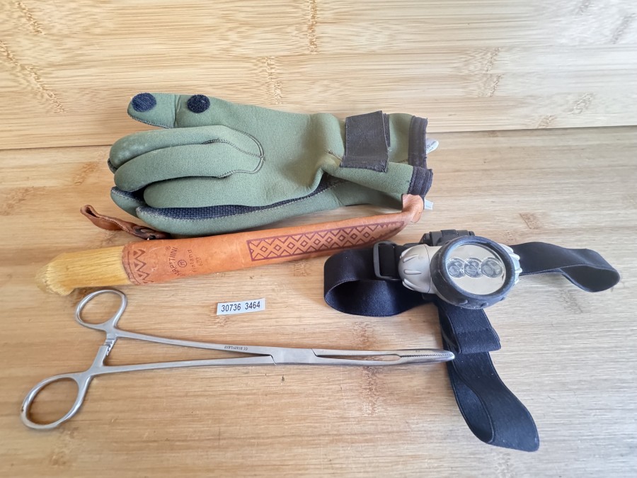 Anglerzubehör, Hakenlöser, Edelstahl, 25cm, Neoprene Anglerhandschuhe, Filetiermesser, J.Martini, Finland, 27cm, Lederscheide, Stirnlampe, Gebrauchsspuren