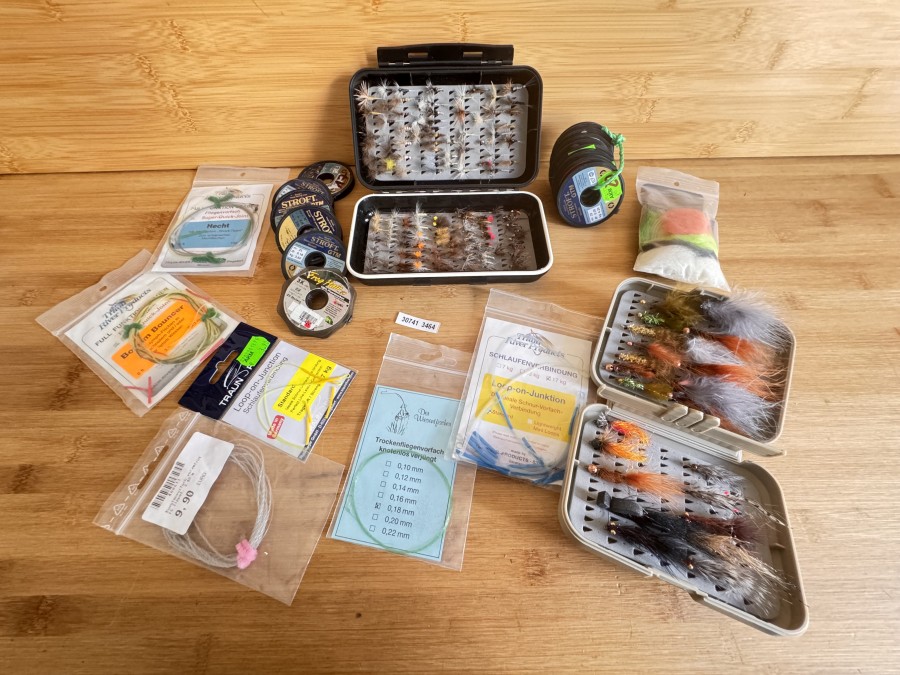 Fliegenfischerbedarf, Vorfächer, angefangene Vorfachspulen, 2 Boxen mit Nymphen, Streamer und Trockenfliegen