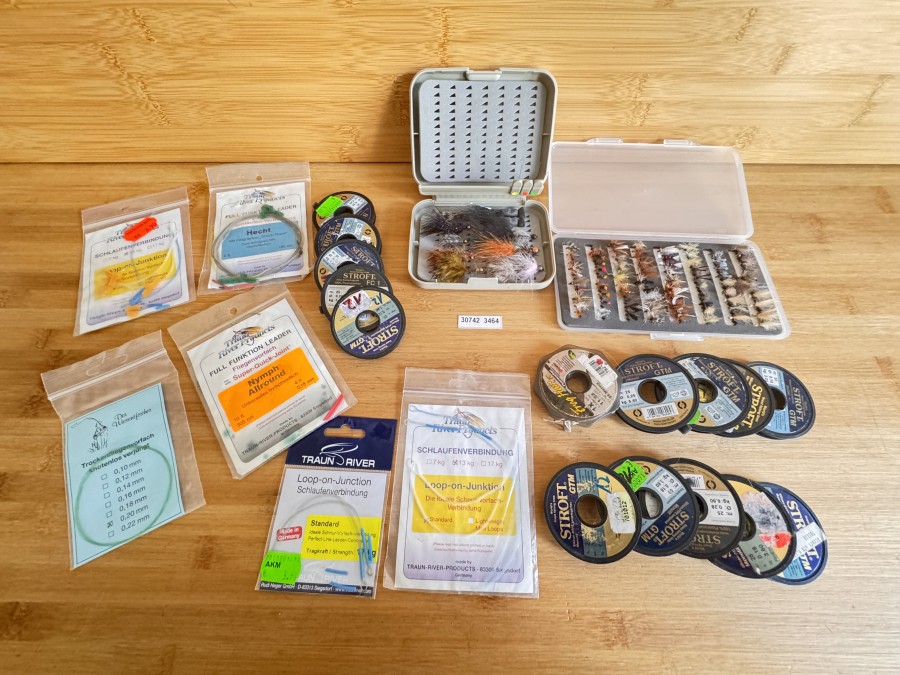 Fliegenfischerbedarf, Vorfächer, angefangene Vorfachspulen, 2 Boxen mit Nymphen, Streamer und Trockenfliegen