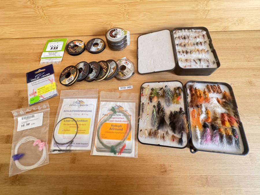 Fliegenfischerbedarf, Vorfächer, angefangene Vorfachspulen, 2 Boxen mit Nymphen, Streamer und Trockenfliegen