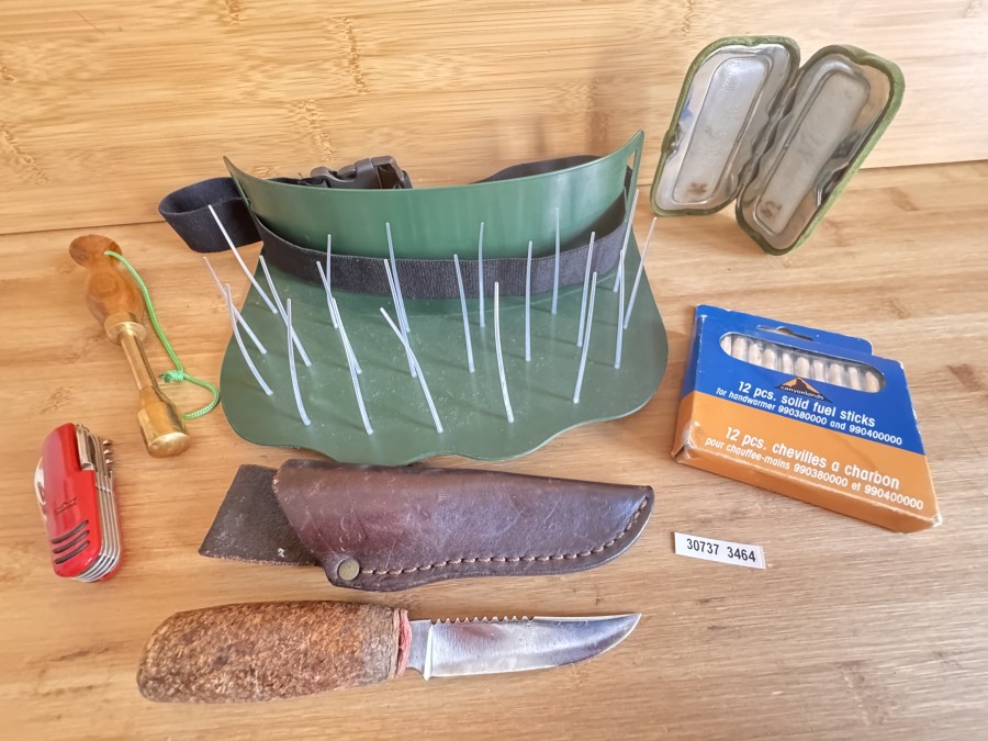 Anglerzubehör, Fischtöter Messing Holzgriff  21cm, Anglermesser 19cm  Klinge 9cm Lederscheide, Handwärmer, 12 Kohlestäbe dazu, Taschenmesser mit 11 Werkzeugen, Schnurkorb, Flex Stripper, Gebrauchsspuren