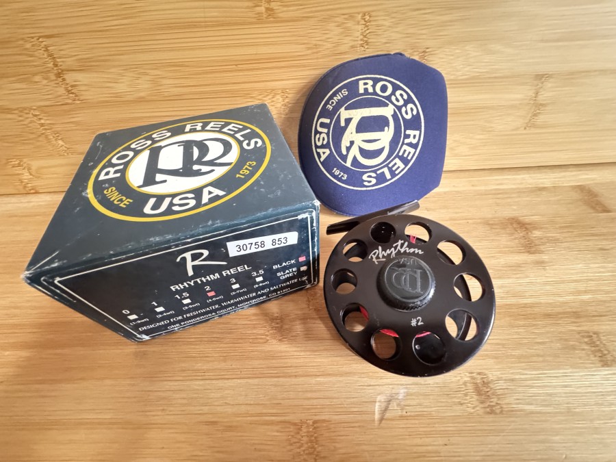 Fliegenrolle Ross Reel, Rhythm, #2, #4/5, Linkshandf, Gewicht 120 Gramm mit Backing, Rollentasche, im Karton, leichte Gebrauchsspuren,