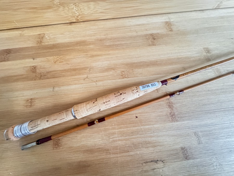 Gespliesste Fliegenrute, Wolfgang Frost, h.b.o., 1988, Austria Super - Type Hans, 29/87, 2tlg., 6 1/2", #5/6, Gewicht 108 Gramm, ungleich geteilt, Ausgleichsstück, Futteral, Spitze gerade, sehr guter Zustand, Transportlänge 1130mm