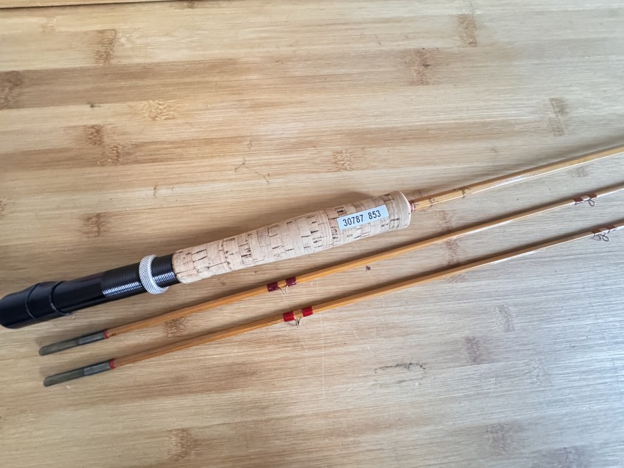 Gespliesste Fliegenrute, Horgard, Made in Norway, Neslemay, 2tlg., 2,45m, #6, Gewicht  125 Gramm, Reservespitze, Leitring wurde ersetzt, Futteral, Spitzen hängen leicht durch, Gebrauchsspuren, Transportlänge 1280mm