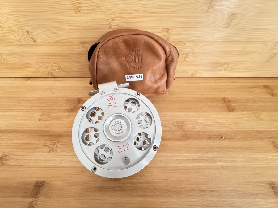 Lachsfliegenrolle, Ari t Hart, S3, 312, Linkshand, #10, Rollendurchmesser 105mm, Rollenbreite 40mm Gewicht mit Backing 388 Gramm, Leder Rollentasche, sehr guter Zustand