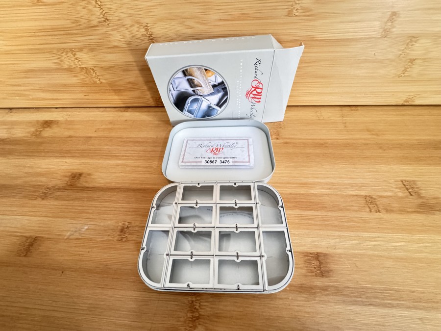 Fliegenbox, Richard Wheatley of England, Alu, 125x90x25mm, 12 Springdeckelfächer, Foameinlage, neu
