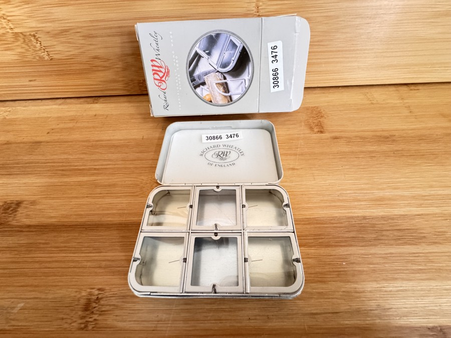 Fliegenbox, Richard Wheatley of England, Alu, 90x62x25mm, 6 Springdeckelfächer, Foameinlage, neu