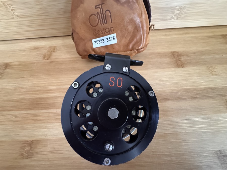 Fliegenrolle, Ari t Hart, SO, #6, Rechtshand, Rollendurchmesser 80mm, Rollenbreite 35mm breit, Gewicht mit Backing 194 Gramm, Leder Rollentasche, Gebrauchsspuren