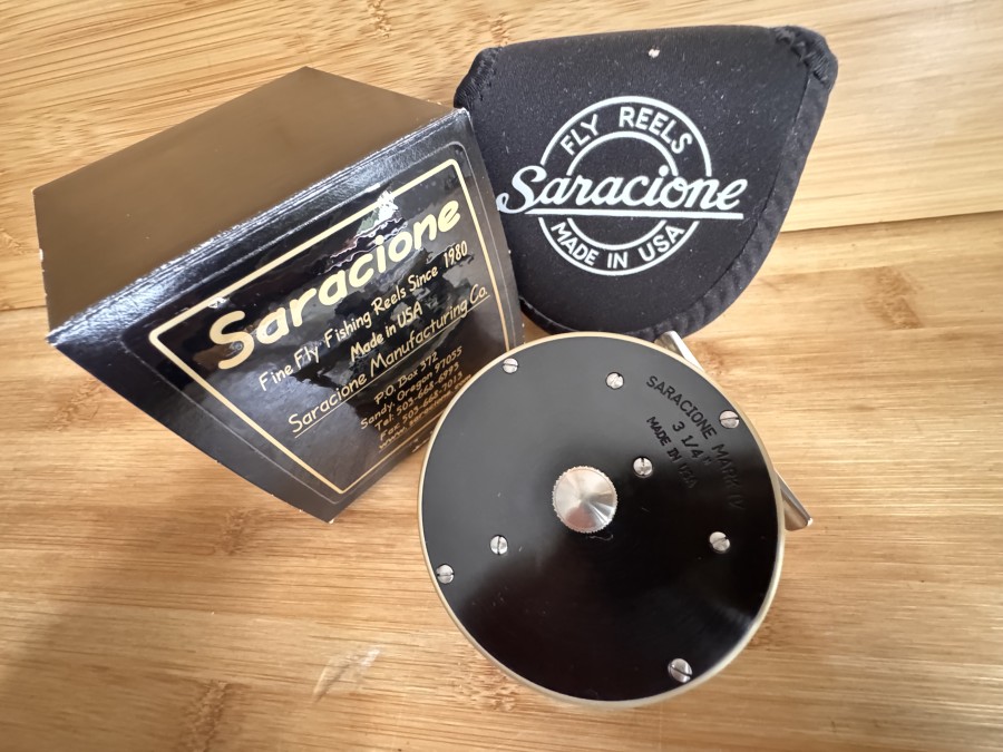 Fliegenrolle, Saracione Mark IV, Made in USA, 2687, 3 1/4", #6, gold/schwarz, Rollendurchmesser 80mm, Rollenbreite 40mm, Gewicht 191 Gramm, Neoprene Rollentasche, neu im Karton, wunderschöne S-Handle Rolle