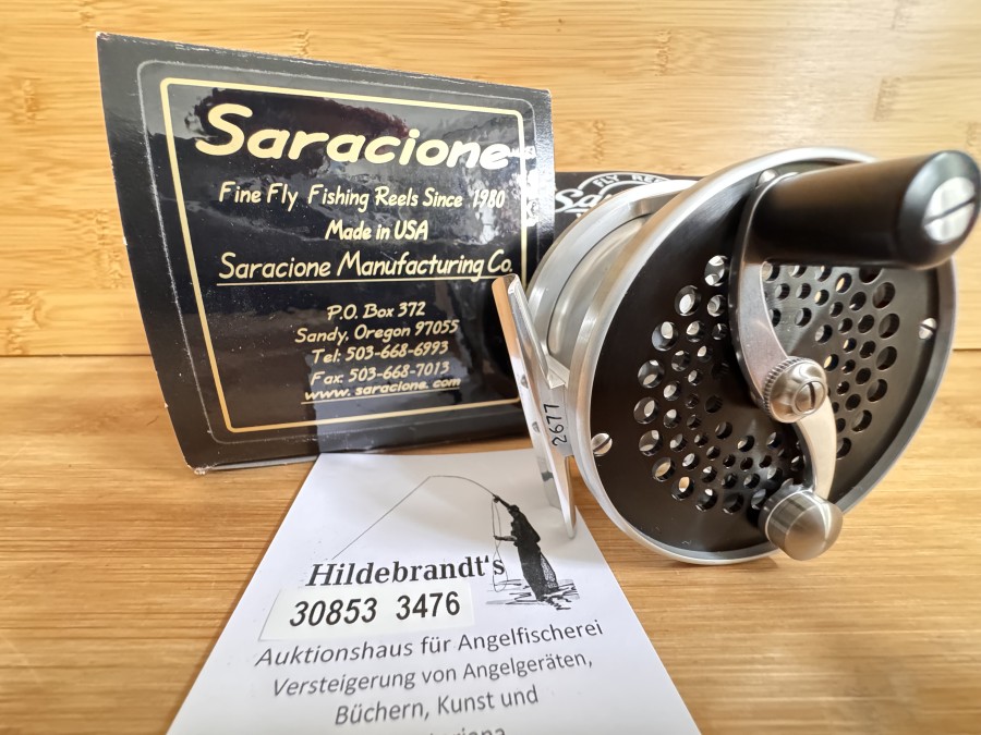 Fliegenrolle, Saracione Mark IV, Made in USA, 3", 2677, #5, Rechtshand, silber/schwarz, Rollendurchmesser 75mm, Rollenbreite 40mm, Gewicht 161 Gramm, Neoprene Rollentasche, neu im Karton, wunderschöne S-Handle Rolle