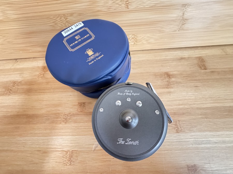 Fliegenrolle, Made by House of Hardy England, The Zenith, #7, Links- oder Rechtshand, Rollendurchmesser 85mm, Rollenbreite 40mm, Gewicht mit Backing 199 Gramm, Rollentasche, Gebrauchsspuren