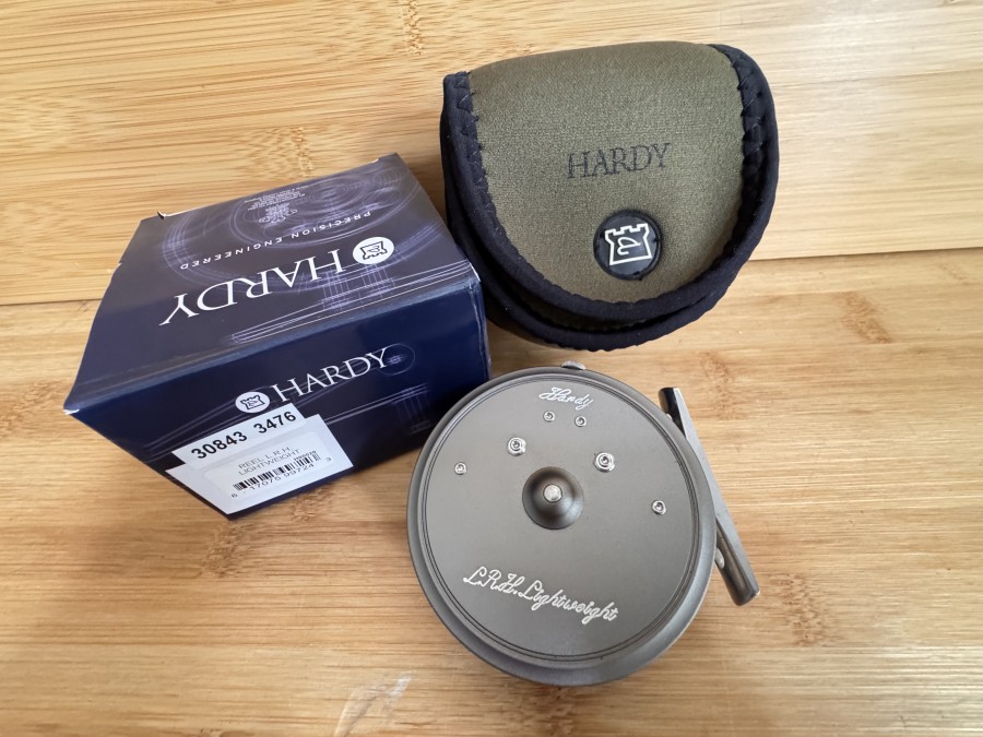 Fliegenrolle, Hardy, L.R.H. Lightweight, A42057, '5, Links- oder Rechtshand,  Rollendurchmesser 80mm, Rollenbreite 25mm, Gewicht 110 Gramm Neoprene Rollentasche, neu im Karton