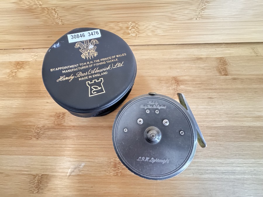 Fliegenrolle, Made by Hardy Bros. Ltd, England, L.R.H. Lightweight, #5, Links- oder Rechtshand, Gewicht mit Backing 126 Gramm, Rollentasche, Gebrauchsspuren
