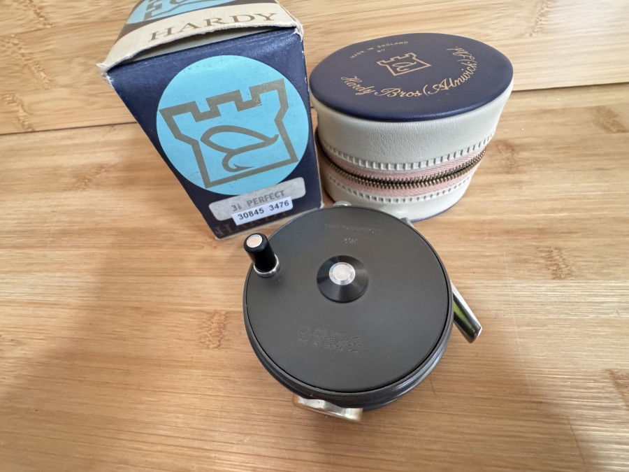Fliegenrolle, Made by Hardy Bros. Ltd., England, The "Perfect", Size 3 1/8", Rechtshand, Achatring, Gewicht mit Backing 172 Gramm, Rollentasche, leichte Gebrauchsspuren