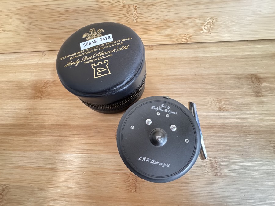 Fliegenrolle, Made by Hardy Bros. Ltd. England, L.R.H. Lightweight, #5, Links- oder Rechtshand, Gewicht 114 Gramm, Rollentasche, leichte Gebrauchsspuren