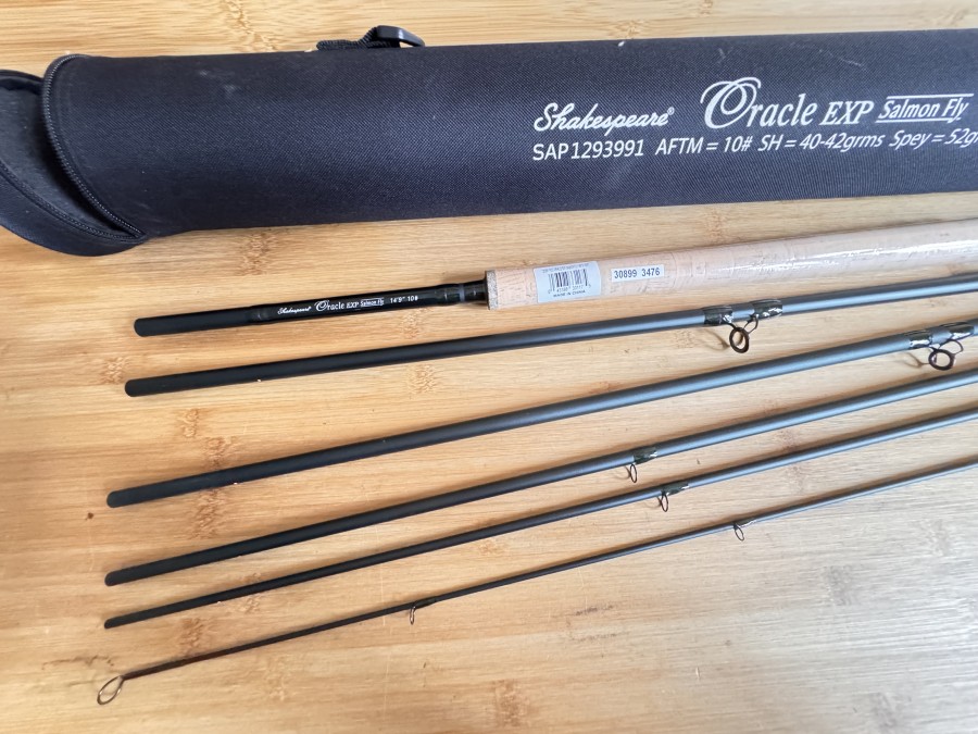 Zweihandfliegenrute, Shakespeare, Oracle EXP Salmon Rod, 6tlg., 14.9 ft, #10, Gewicht 311 Gramm, Codura Transportrohr, ungefischt, Transportlänge  870mm