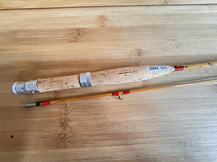 Gespliesste Fliegenrute, Made by Hardy's England, The Palakona, Regd Trade Mark, 2tlg., 6"-180cm, #5, Gewicht 72 Gramm, Hardy Reg-Universal Reelholder, Hülsenstopfen, Futteral, Kunststoff Transportrohr, leichte Gebrauchsspuren, Transportlänge 1050mm