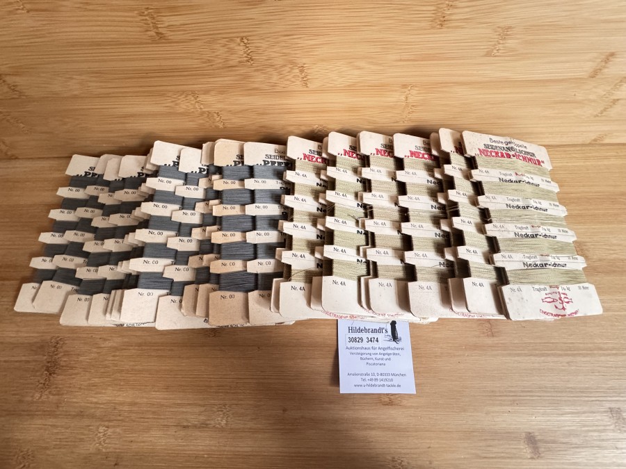 24 Schnurkarten mit geklöppelter Seidenschnur von der Firma Springer in Isny. 12 X Pfeffer & Salz-Schnur und 12 X Neckar-Schnur. Diese Schnurkarten müssten aus der Vorkriegszeit stammen und sind alle in einem Toppzustand.