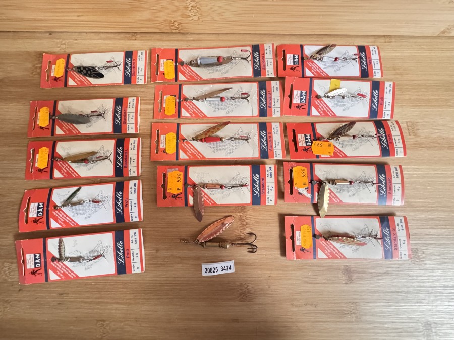 14 alte DAM-Libellen auf Originalkarte (ungefischt) aus den 1980iger Jahren. Alle sind verschieden in Größe und Farbe. Zum Fischen oder Sammeln. Letzteres wird wohl zutreffen. In dem Zustand wohl noch ganz selten zu bekommen! - Dabei ist auch noch 1 gebrauchtes Exemplar.