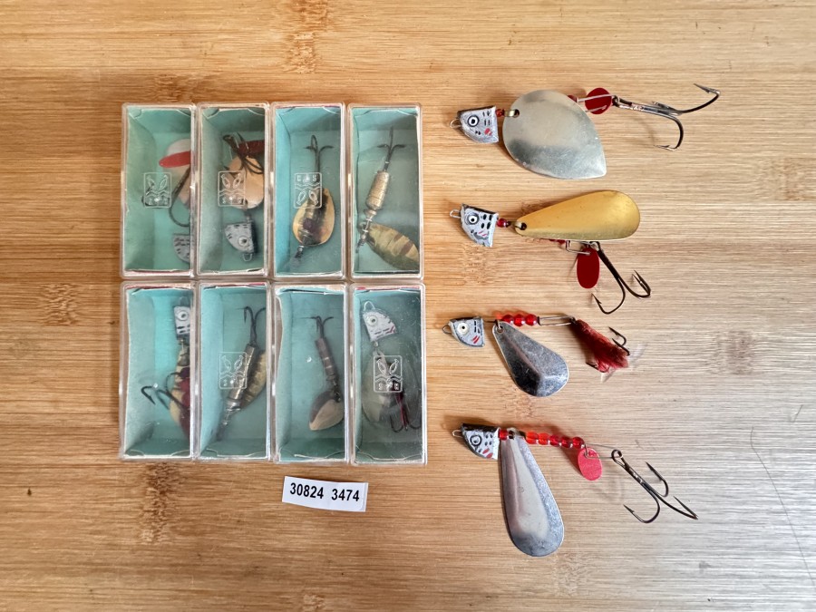 12 verschiedene ungefischte HS-Köder (8 davon in Original-Schachteln, 4 davon ohne Schachteln. Horst Schröder, Berlin-Ost ca. 1960 (vgl. Buch Hendrik Olliges „Alte Angelköder“ S. 216/17). Der ideale Einstieg diese Köder zu sammeln.