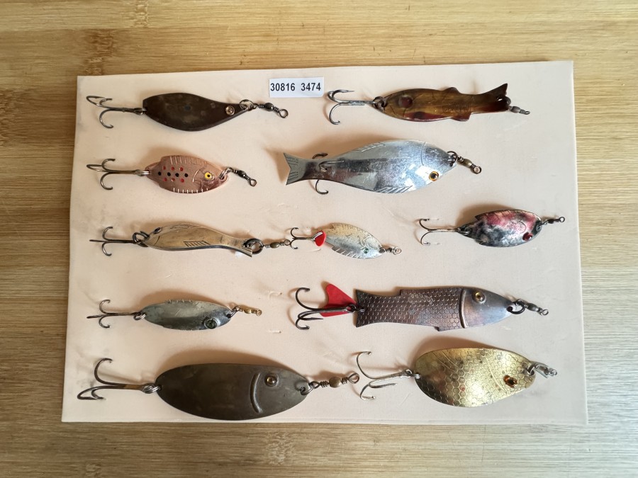 11 Glasaugen-Löffel – die Glasaugen sind teils gelötet und teils geklebt; nur 2 Stück sind gemarkt. Diese Köder sind für einen Sammler dekorativ.