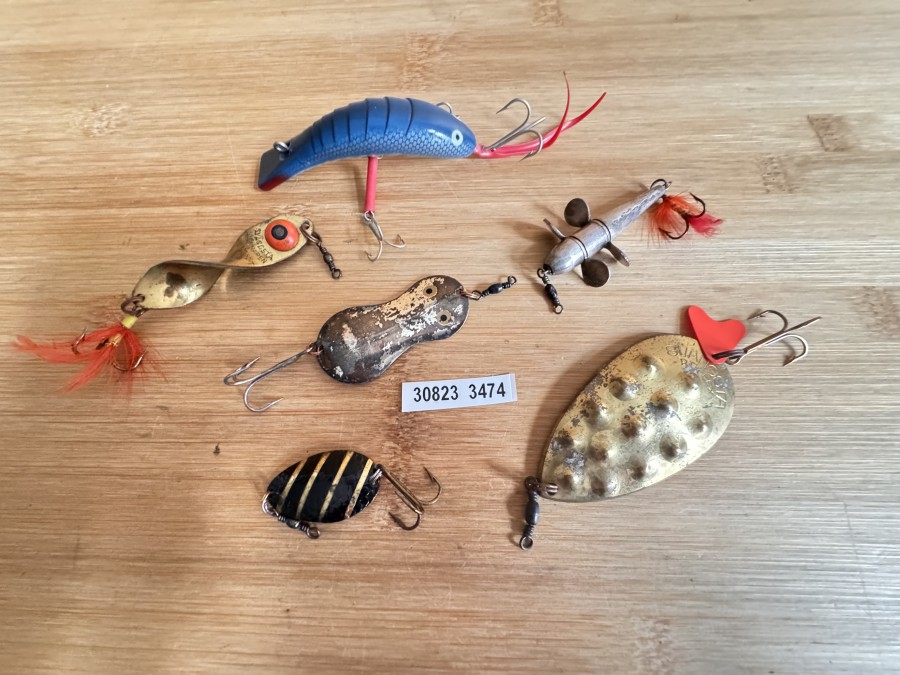 6 seltene alte ABU-Köder: Svängsta-Reflex, Dubbel-Spinnaren, Svängsta-Spinnaren (alle 1948), Amulette (1956), Joker (1957), Räkan (1965). Selten diese Auswahl auf ein Mal zu bekommen