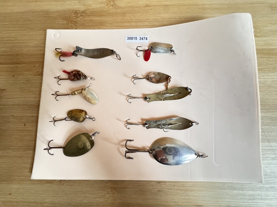 10 sehr alte Köder – 4 gemarkte SOL-Spinner; 4 Agilette-Löffel einer ist gemarkt, die anderen 3 haben den agilettetypischen Wirbel; 1 G.H.V. gemarkten Löffel von Gerhard Harald Valdemar Andersen, Kopenhagen und 1 ungemarkten 60 mm großen Noris-Löffel wie ihn Noris in der Zeit von 1925 bis 1927 angeboten hat. Dies sind Köder einfach für den Sammler.