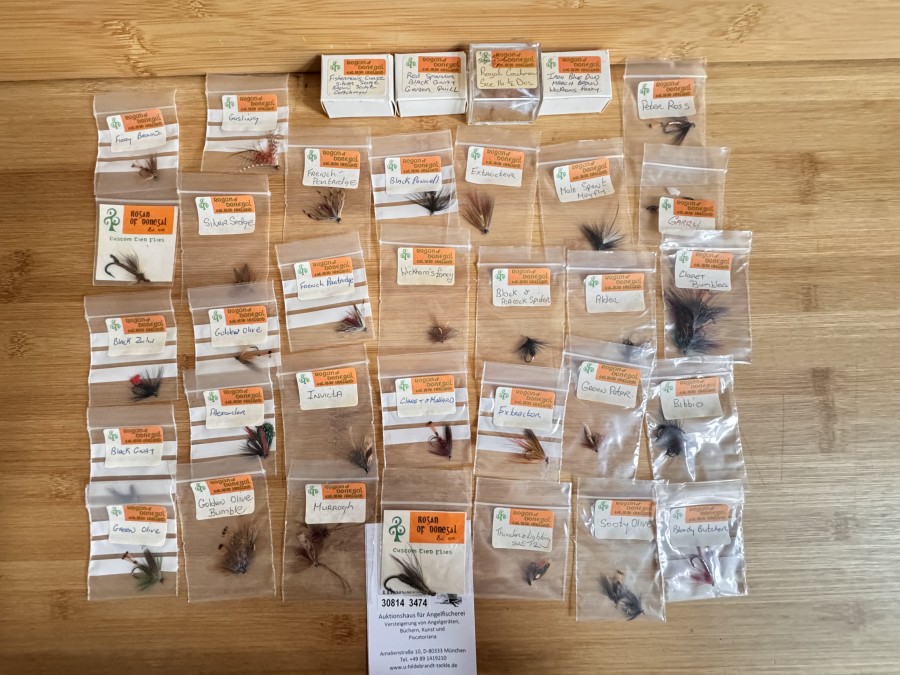50 ungefischte Fliegen von Rogan of Donegal in der Original-Verpackung. Es sind weitgehend unterschiedliche Fliegenmuster. Es ist Qualitätsarbeit.