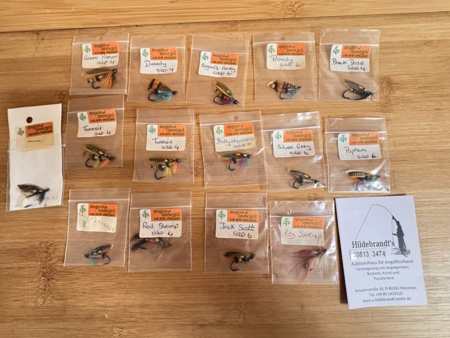 15 kleine verschiedene Lachsfliegen von Rogan of Donegal ungefischt in der alten Original-Verpackung. Rogan of Donegal ist eine Traditionsfirma seit 1830 in Irland und bindet Qualitätsfliegen, die ihre Liebhaber haben.