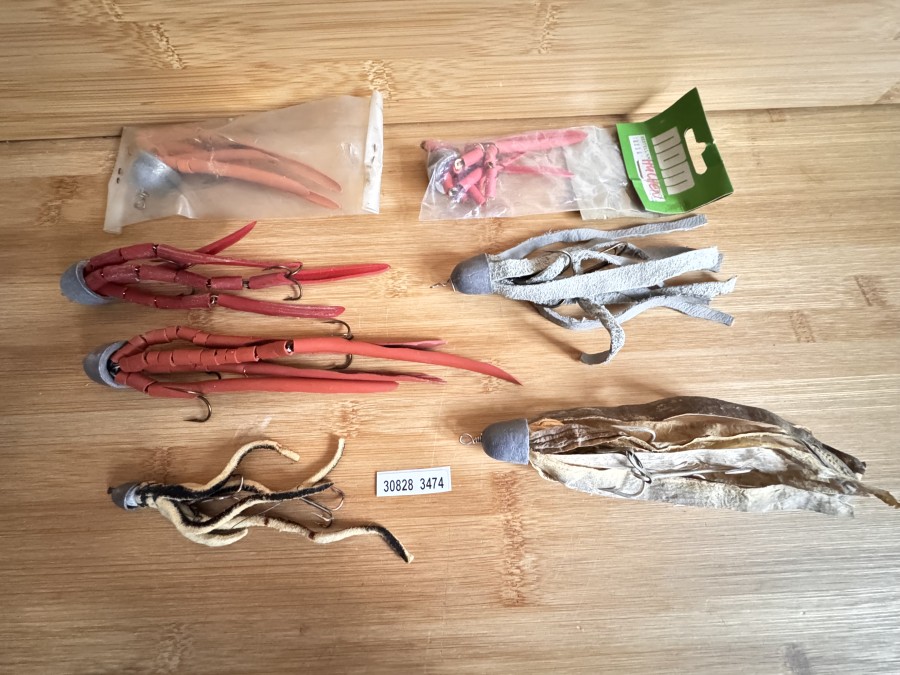 7 Huchenzöpfe -  1 Zopf aus Fischhaut (Rarität), 2 Zöpfe aus Leder und 4 Zöpfe aus Gummi (2 davon noch original verpackt)