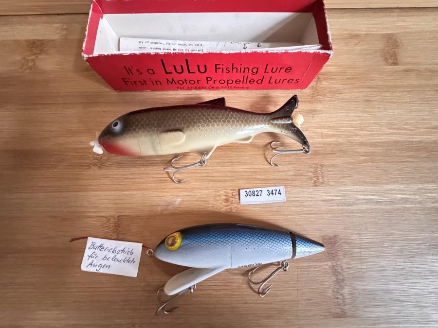 2 Schätzchen: „LuLu“ der erste Angelköder mit Motorpropeller, in der Originalschachtel mit Patentnummer + Wobbler mit beleuchtbaren Augen (natürlich auch Batteriebetrieb). 2 Raritäten für den Sammler.