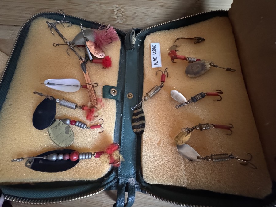 Altes DAM-Ködermäppchen mit einem Dutzend alter DAM-Köder als Inhalt (aus der gleichen Zeit).