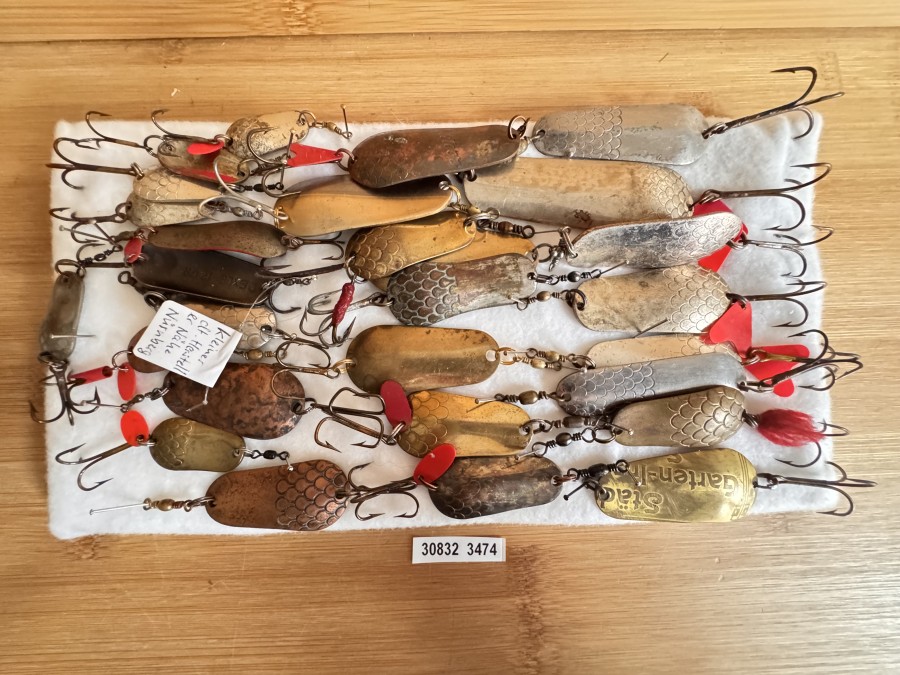 28 DAM-Effzett ähnliche Löffel – auf 6 Stück steht Effzett, 1 Balzer, 1 Meteor, 1 Z-Spinner und 1 alter OEXLE, ein kleiner Hersteller aus der Nähe von Nürnberg