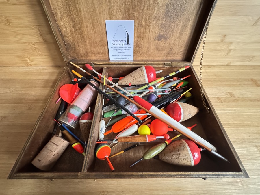 Posen-Holzschachtel (36 cm x 26 cm x 8 cm) gefüllt mit über 50 Posen (Schwimmer) in allen Größen und Materialien. Der überwiegende Teil ist alt, aber viele sind auch ungefischt. Der Einstiegspreis ist ein Schnäppchen