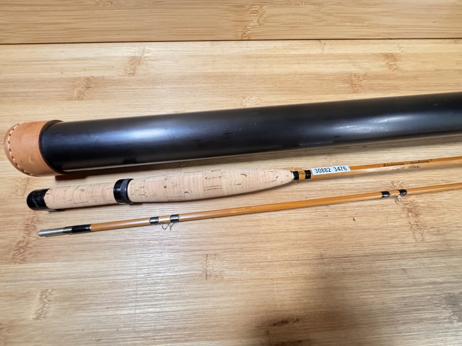 Gespliesste Fliegenrute, "brunner - austria" Type Cheri, 4/83, ungleich geteilt, Ausgleichsstück, 2tlg., 1,85m - 75g, #5, Gewicht 81 Gramm, Futteral, Kunststoff Transportrohr, ungefischt, Transportlänge 1180mm