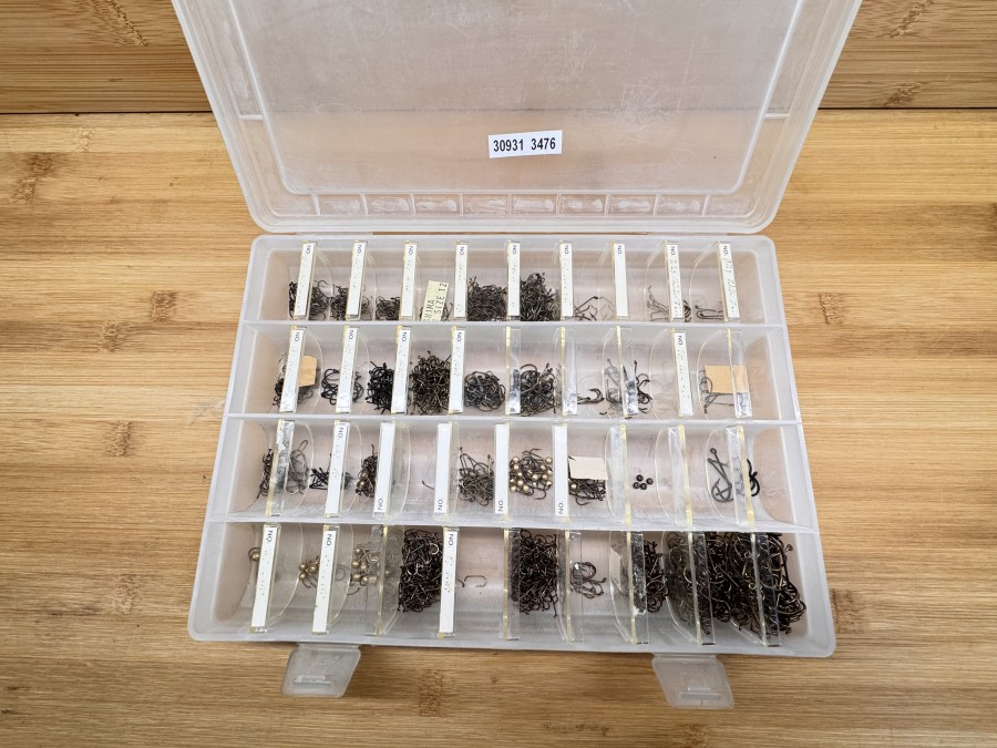 Hakenbox, 250x180x40mm, mit ca. 1000 Trockenfliegen- und Nymphen-Haken, Partridge, Tiemco und andere Hersteller, Grösse 8 bis 20