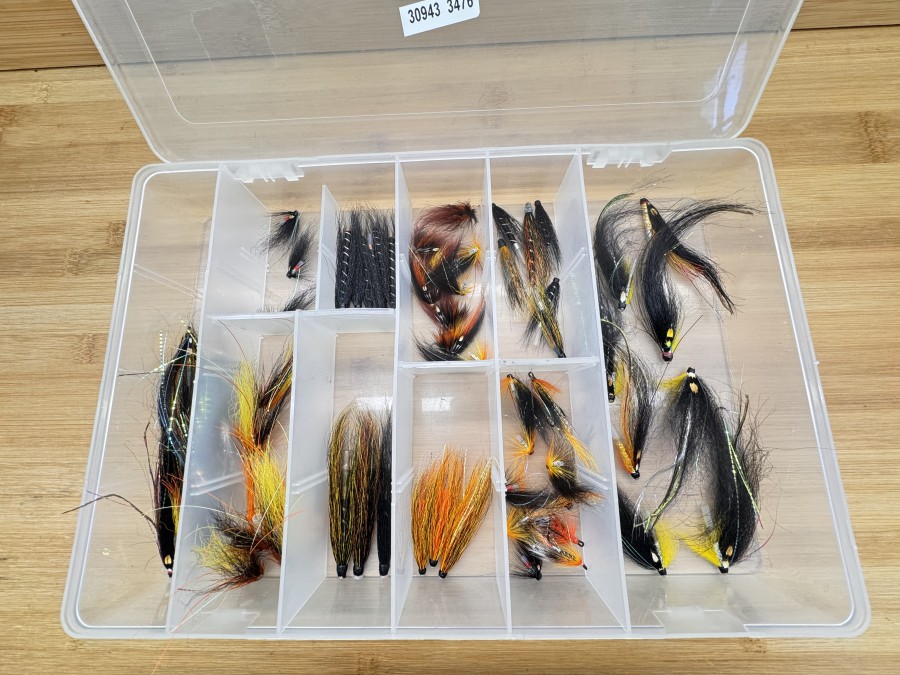 Lachsfliegenbox, 315x220x50mm, mit 60 Lachstubenfliegen, beschwert und nicht beschwert, verschiedene Längen, gebunden auf Doppelhaken, gebunden von einem erfolgreichen Lachsangler, ordentliche Qualität