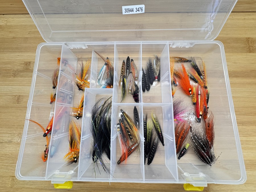 Lachsfliegenbox, 315x220x50mm, mit 65 Lachstubenfliegen, beschwert und nicht beschwert, verschiedene Längen, gebunden auf Doppelhaken, gebunden von einem erfolgreichen Lachsangler, ordentliche Qualität