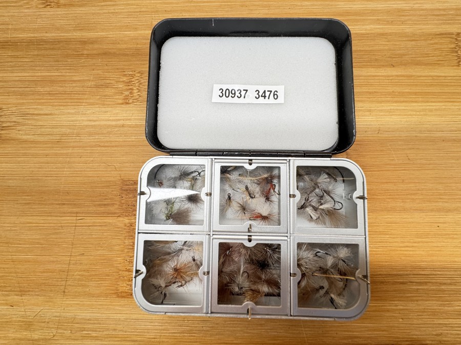 Wheatley Fliegenbox, 90x60x22mm, 6 Springdeckelfächer mit 60 Trockenfliegen für Äsche und Forelle, sehr gute Qualität