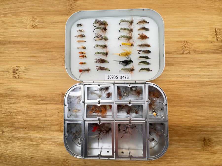 Wheatley Fliegenbox, 120x90x25mm, 10 Springdeckelfächer mit 50 Trockenfliegen, Foameinlage mit  31 Nymphen und Jig´s, gute Qualität