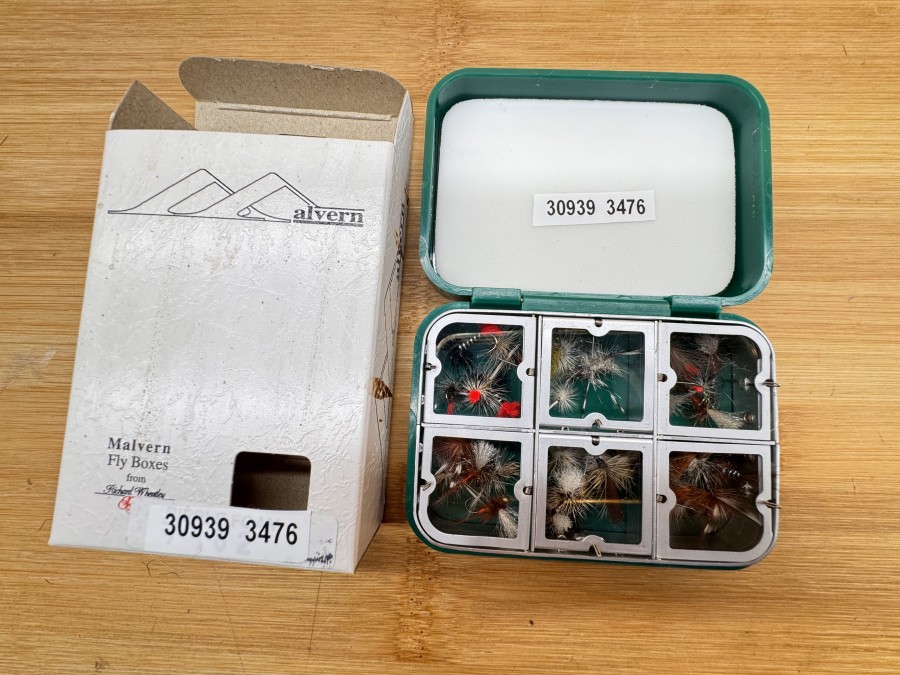 Fliegenbox, Malvern from Richard Wheatley, 90x60x25mm, 6 Springdeckelfächer mit 30 Trockenfliegen für Äsche und Forelle, gute Qualität